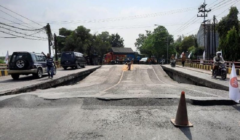 Kondisi jembatan ambles, Lamongan (Foto / Metro TV)