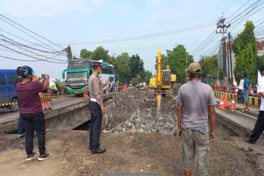 Proses pembongkaran jembatan Ngaglik di Lamongan terus dilakukan (Foto / Metro TV)