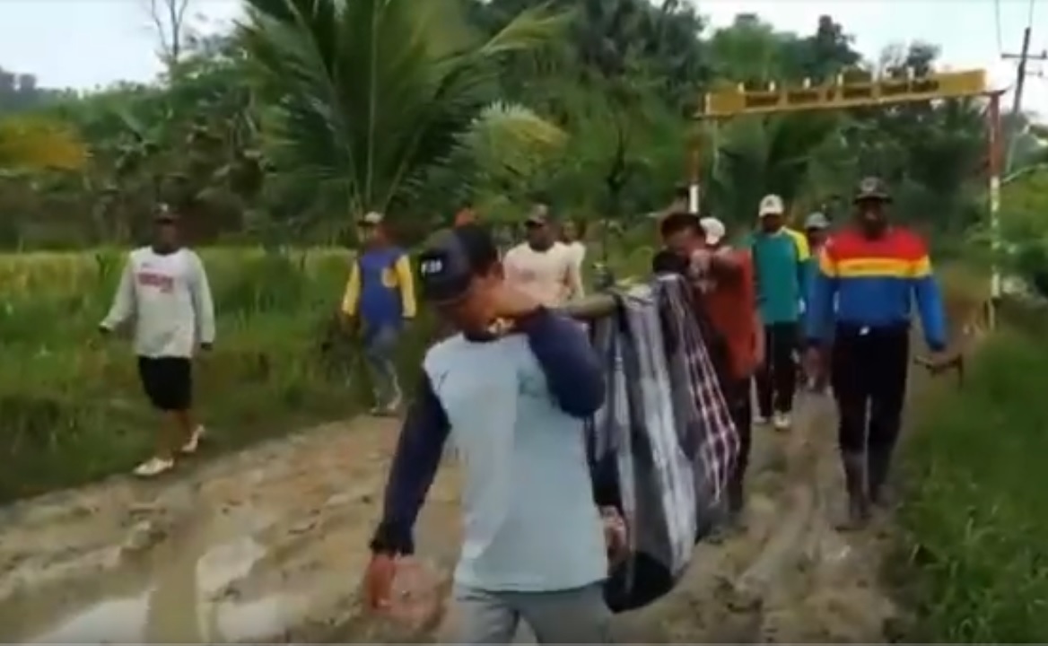 Seorang warga Dusun Rapah Ombo, Desa Pojok Klitih, Kecamatan Plandaan, Jombang  harus ditandu menuju rumah sakit/metrotv