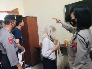 Pasangan bukan suami istri digerebek petugas di salah satu homestay di Mojokerto (Foto / Metro TV)