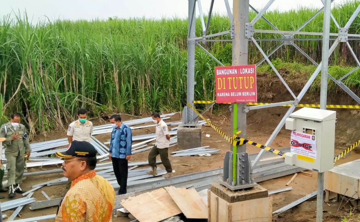 Tower bodong di Jombang disegel (Foto / Metro TV)