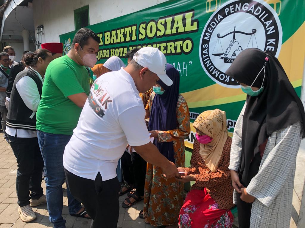 Kasi Intel Kejari Kota Mojokerto, Ali Prakosa bersama Ketua KOMPAK, Budi Mulyono berbagi kepada anak yatim dan janda serta penghuni panti jompo (Foto / Clicks.id)