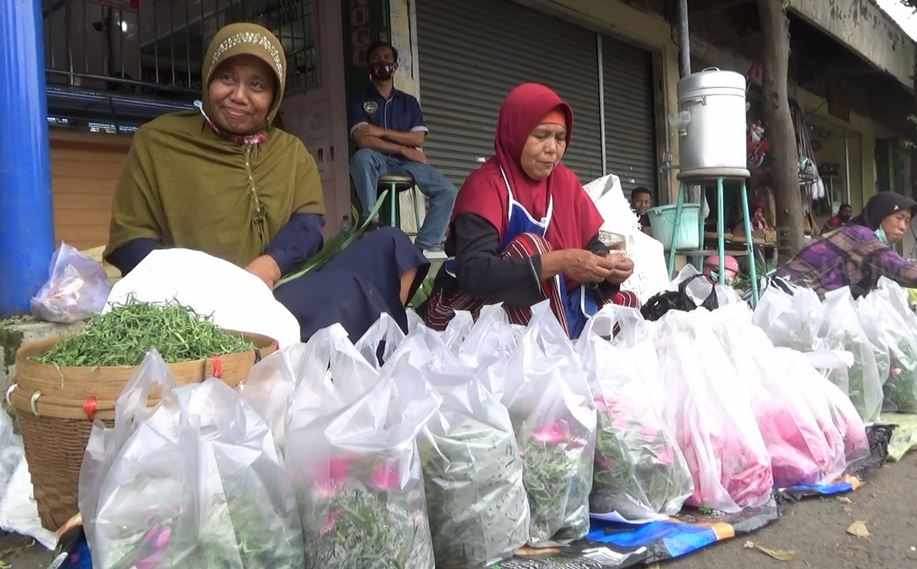 Tradisi Ziarah Jelang Ramadan, Penjual Bunga Bermunculan di Magetan