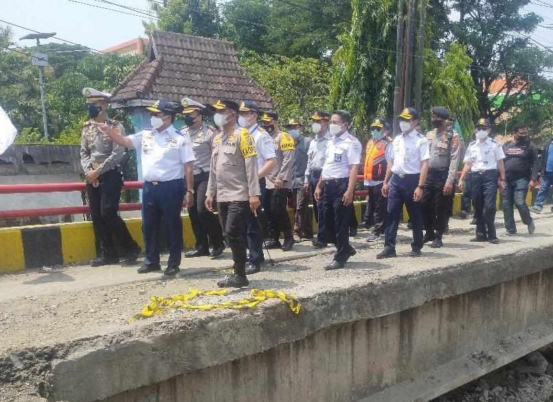  Dirjen Perhubungan Darat Kementerian Perhubungan, Budi Setiyadi saat meninjau jembatan ambles Lamongan (Foto / Metro TV)