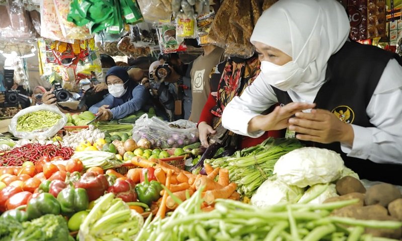 Gubernur Jatim Khofifah Indar Parawansa saat blusukan ke pasar (Foto / Istimewa)