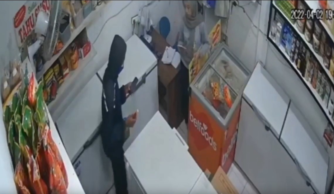 Pria Pamer Alat Vital ke Penjaga Toko Terekam CCTV