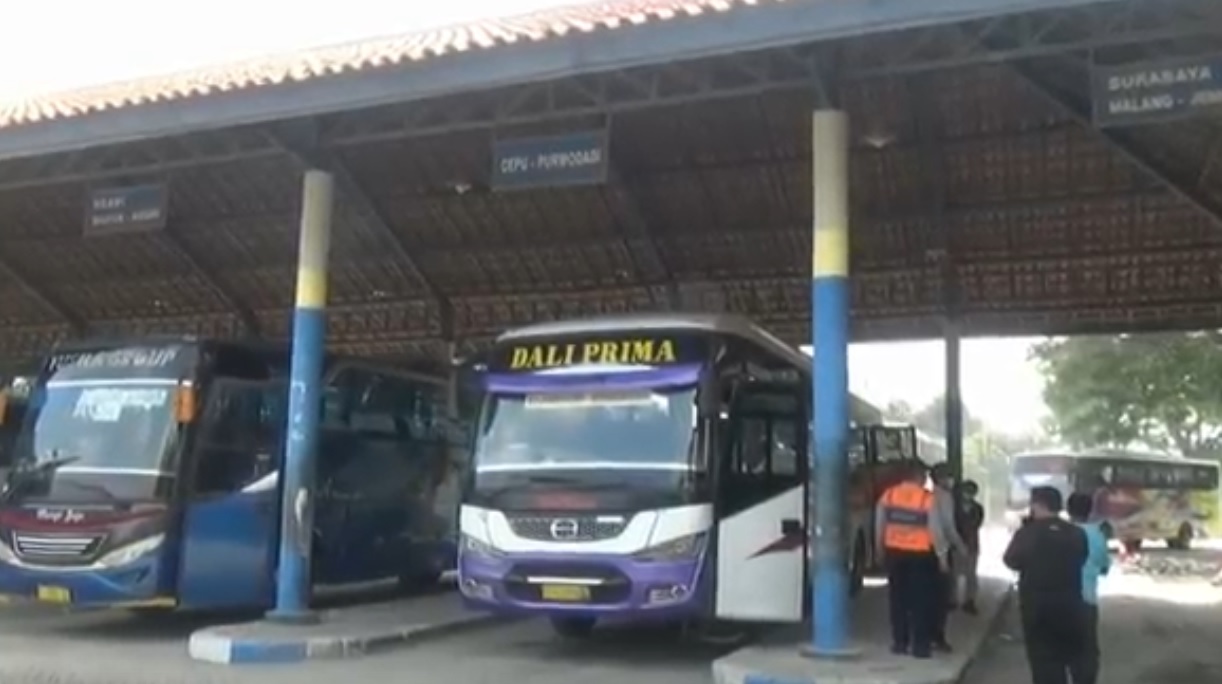 Pantuan kedatangan bus di Terminal Rajekwesi Bojonegoro/ist