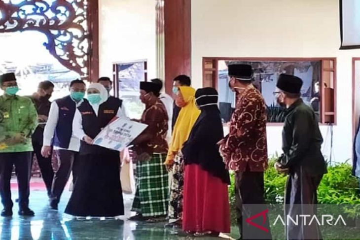 Gubernur Jatim Khofifah Indar Parawansa menyerahkan bantuan modal usaha di Mandhepa Agung Ronggosukowati Pamekasan. Foto: Antara/Abd Aziz