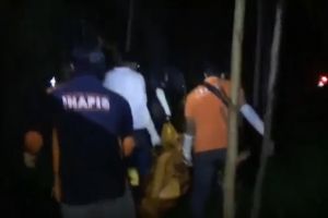 Petugas mengevakuasi jasad perempuan yang mengembang di Sungai Brantas Tulungagung/metrotv