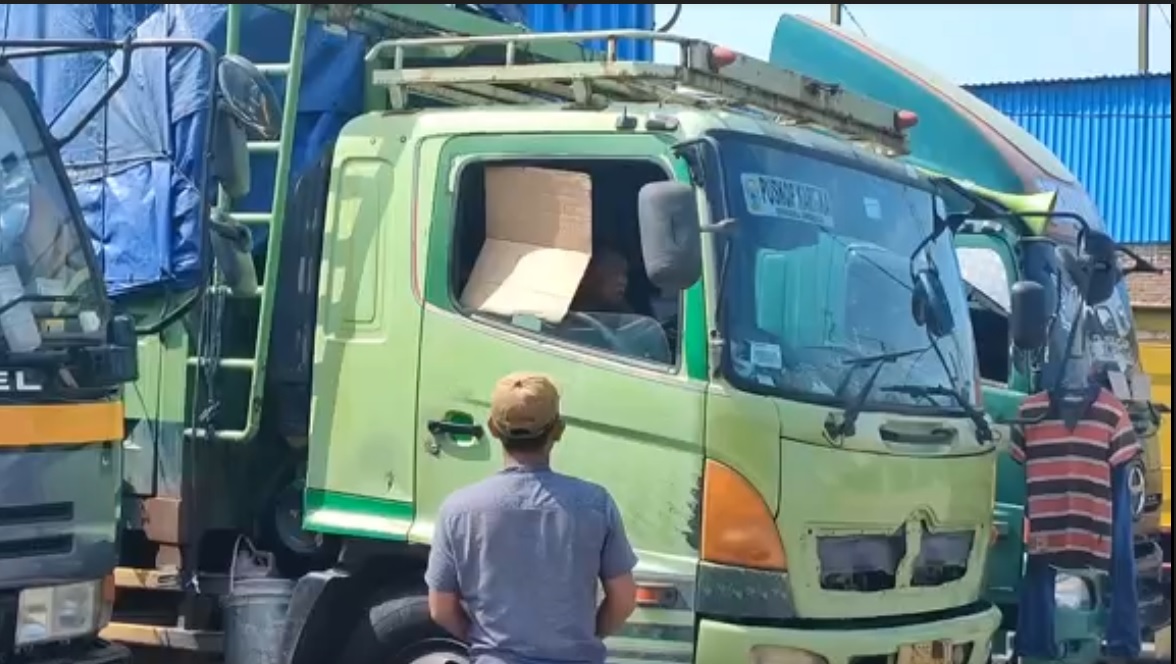 Sejumlah sopir truk tidur di area SPBU lantaran kehabisan bahan bakar/metrotv