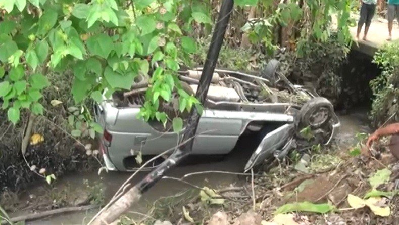 Kondisi mobil Bambang yang terjun ke sungai akibat panik saat ada kalajengking di paha (Foto / Metro TV)