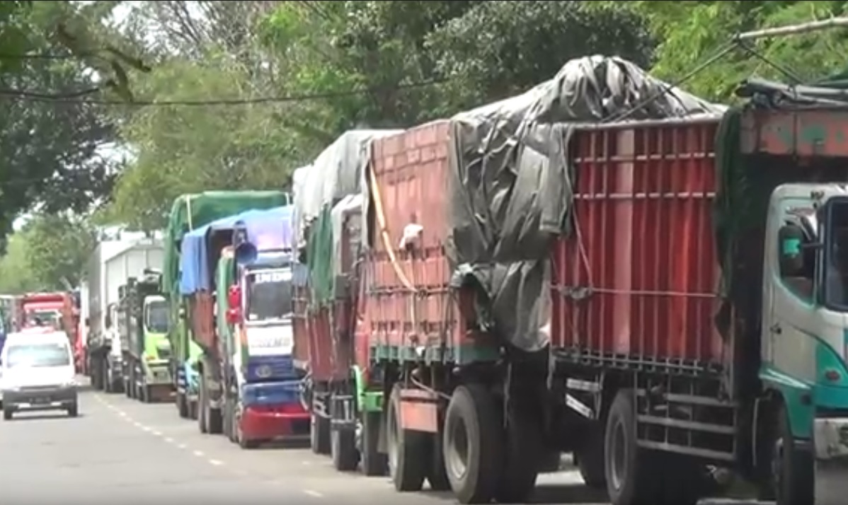 Antrean truk di depan SPBU/metrotv