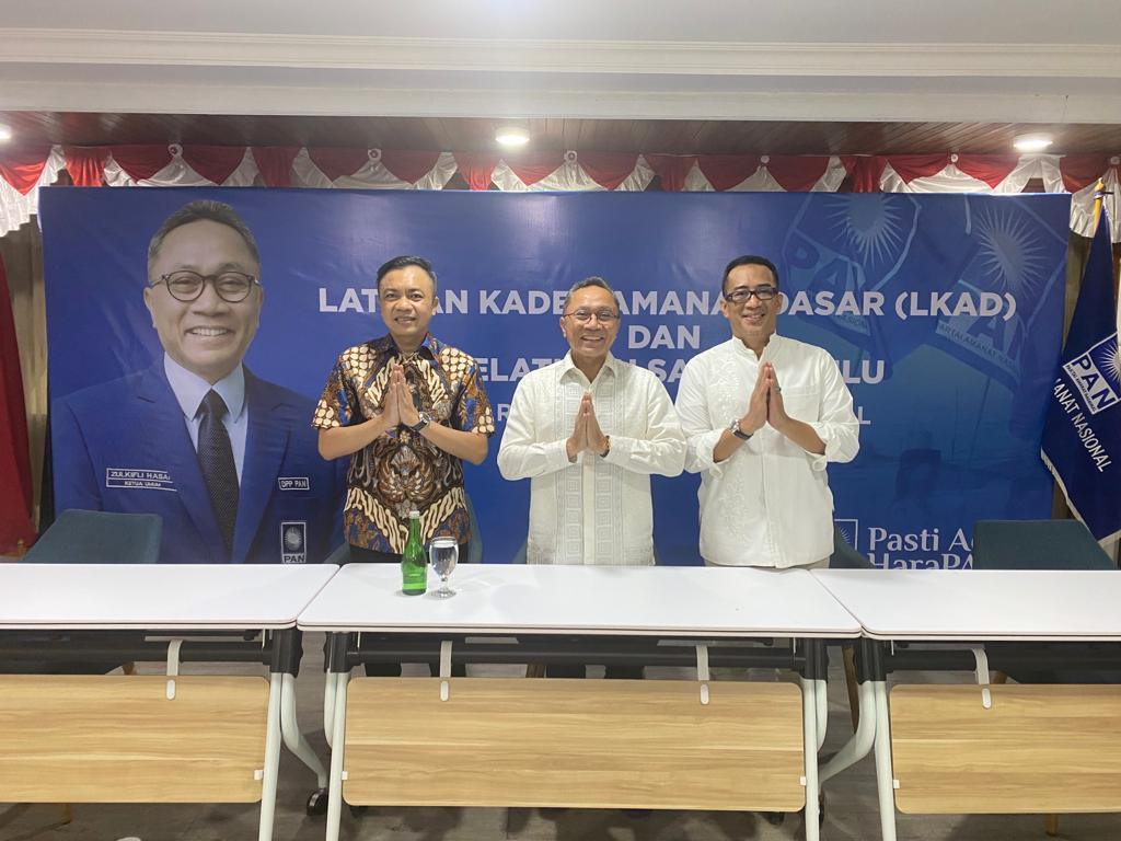 Ketua Umum (Ketum) PAN, Zulkifli Hasan bersama Wakil Bupati (Wabup) Blitar Rahmat Santoso dan Ketua DPW PAN Jawa Timur, Ahmad Rizki Sadiq (Foto / Clicks.id)