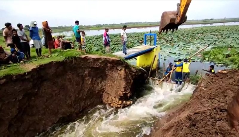 Kondisi  Waduk Rancang Kencono yang jebol mulai diperbaiki dengan alat berat (Foto / Metro TV)