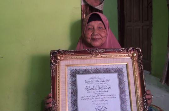 Nenek Wiji Kulsum saat menunjukkan sertifikat hatam Alquran (Foto / Istimewa)