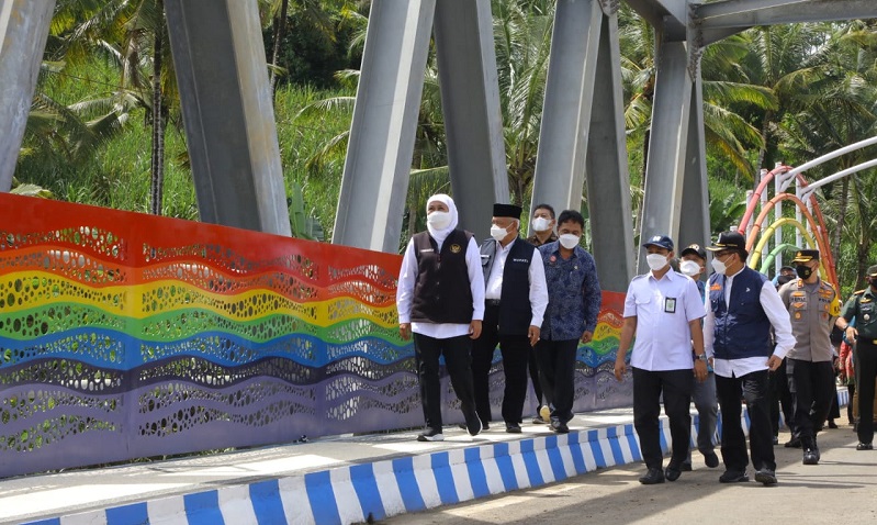 Gubernur Jatim Khofifah Indar Parawansa resmikan Jembatan Pelangi, Malang (Foto / Istimewa)