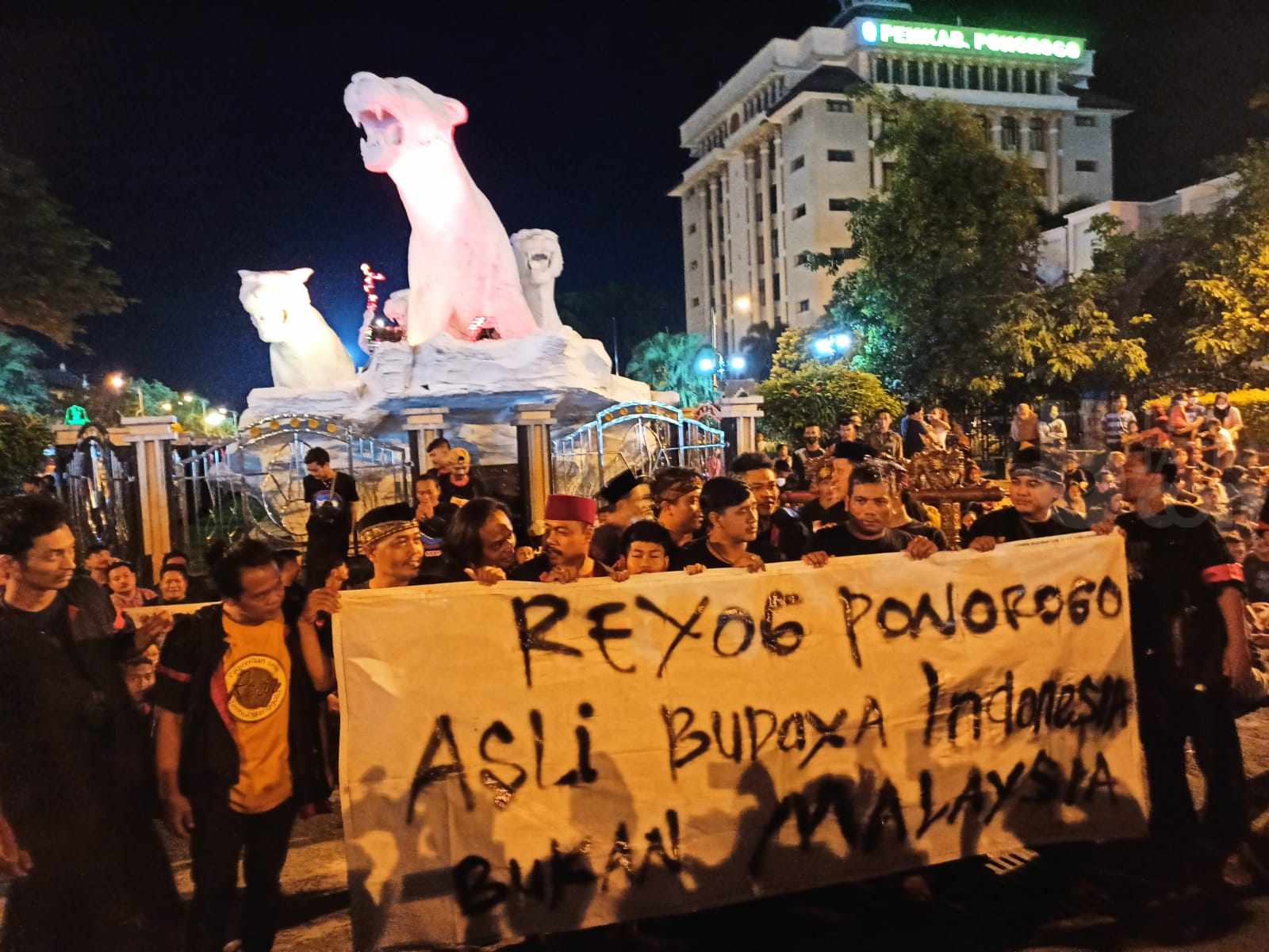 Seniman Reog mengelar demo untuk merespon rencanan Malaysia mendaftarkan Reog ke UNESCO (Foto / Istimewa)