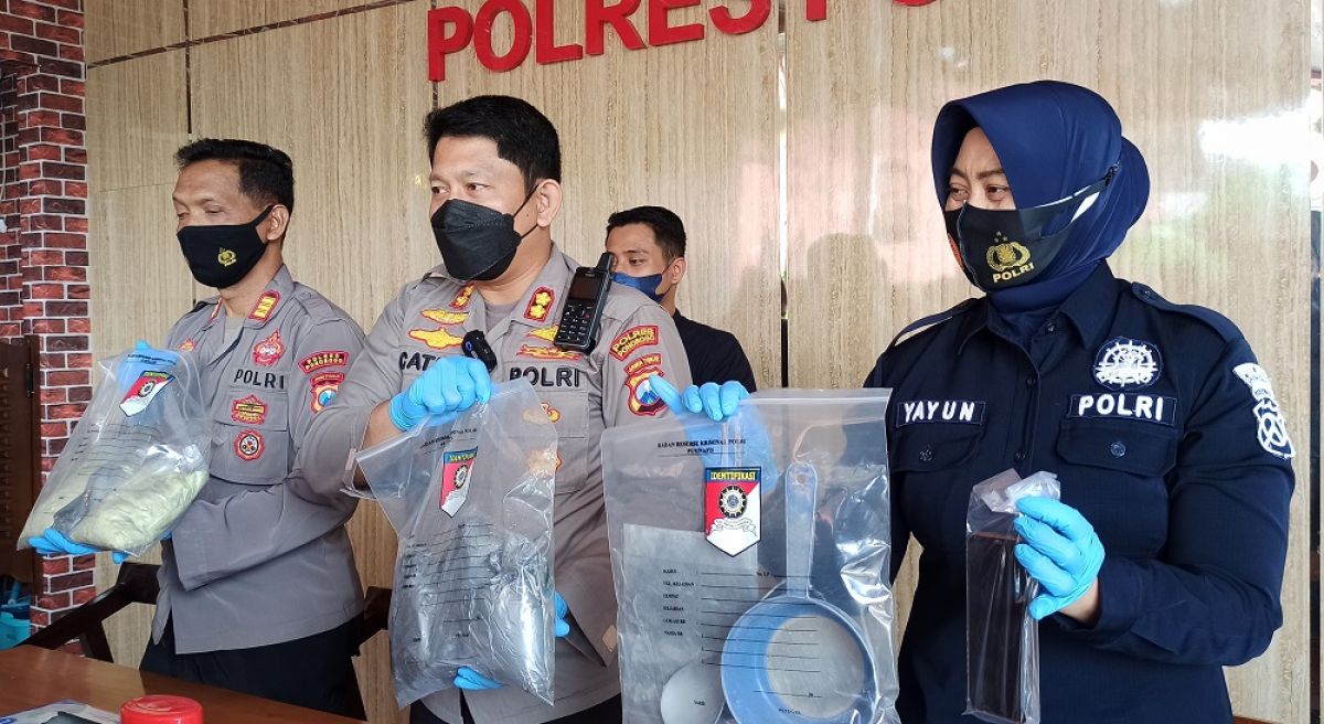 Kapolres Ponorogo, AKBP Catur Cahyono Wibowo mununjukkan barang bukti racikan mercon yang dijual AM (Foto / Metro TV)