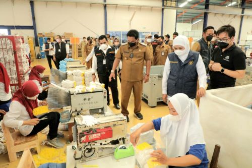 Gubernur Jatim Khofifah Indar Parawansa saat mengunjungi salah satu pabrik di Jatim (Foto / Hum)