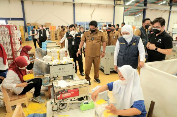 Khofifah Minta Pengusaha Bayar Penuh THR Pekerja, Maksimal H-7 Lebaran