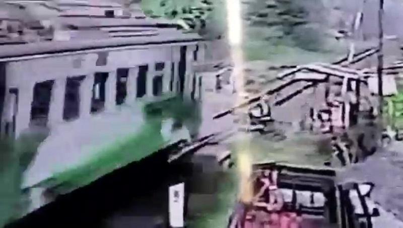 Detik-detik pemotor nekat terobos palang pintu kereta hingga tewas terhempas kereta api (Foto / Metro TV) 