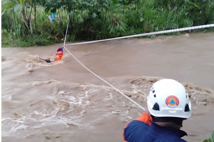 Banjir Bandang, Dua Pemancing di Blitar Terjebak