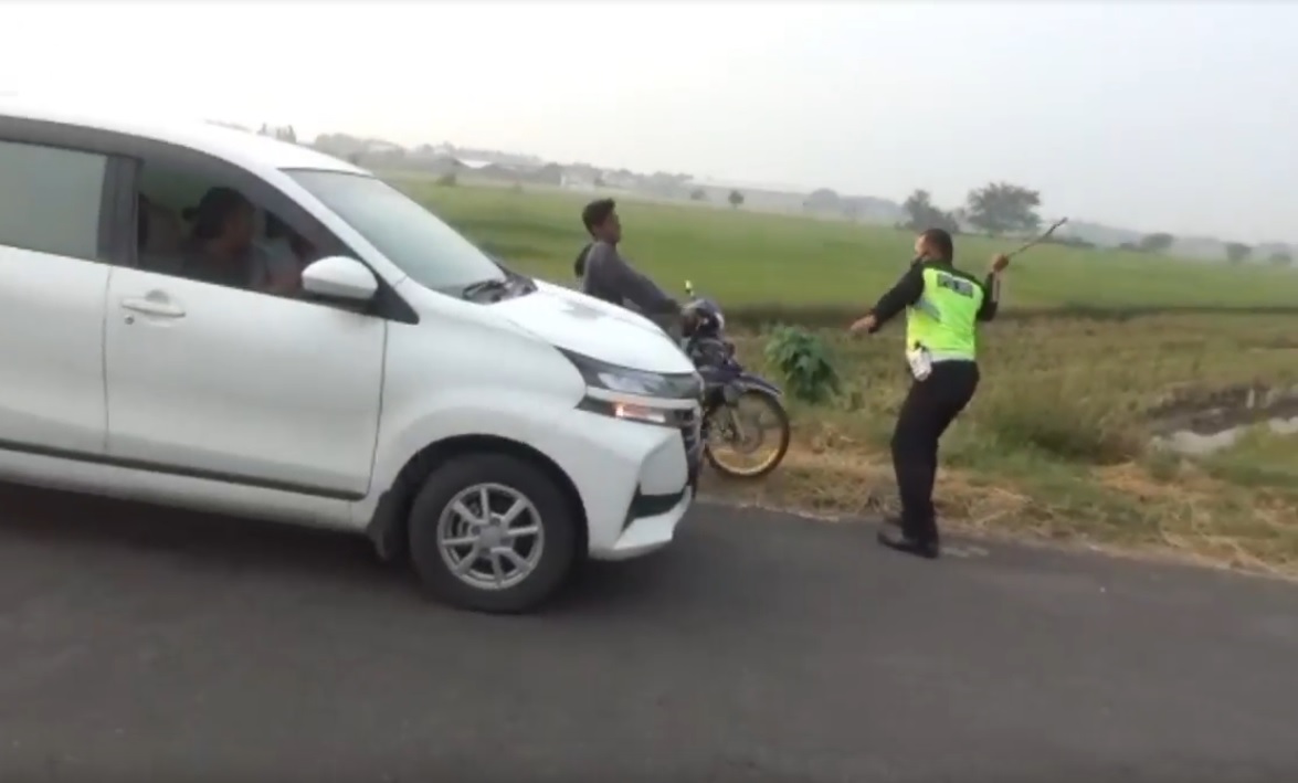 Polisi menghentikan para pembalap liar yang mencoba kabur/metrotv