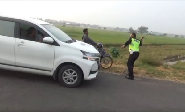 Bersenjata Pentungan, Polisi Jombang Bubarkan Balap Liar