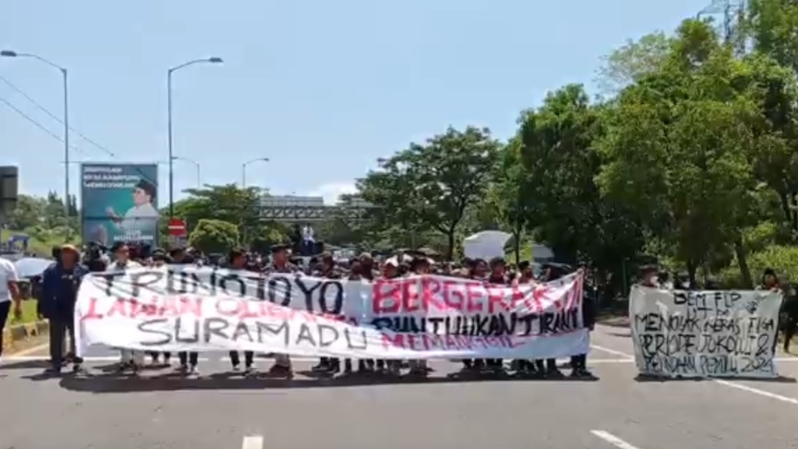 Aksi mahasiswa memblokade akses jalan menuju Jembatan Suramadu/metrotv