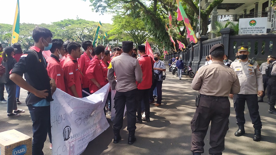 Puluhan mahasiswa menggelar aksi demonstrasi di depan Balai Kota Malang, Jawa Timur, Senin 11 April 2022.