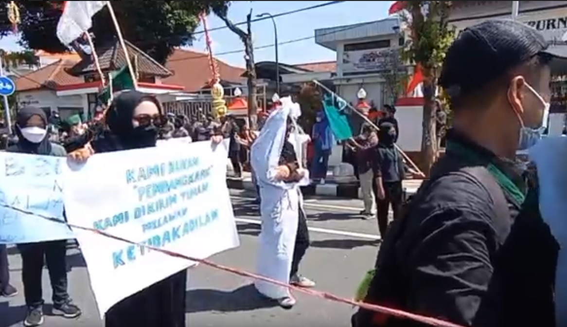 Aksi jalan mundur dilakukan mahasiswa saat demo di depan Kantor DPRD Kota Blitar/metrotv