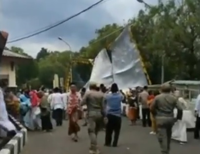 Tenda Safari Ramadan Bupati Tuban porak-poranda  diterjang angin kencang/metrotv