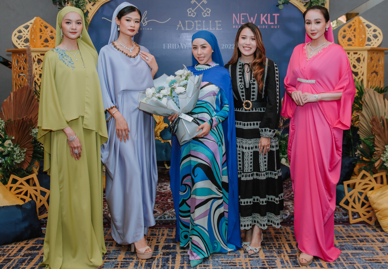 Sejumlah rancangan busana muslim hasil kolaborasi Gladys Collection bersama Adelle Jewellery (Foto / Istimewa)