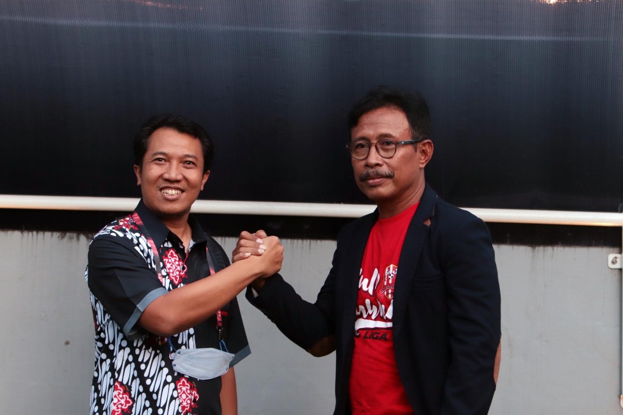 Ibnu Grahan (kanan) resmi menjadi pelatih Deltras Sidoarjo/ist