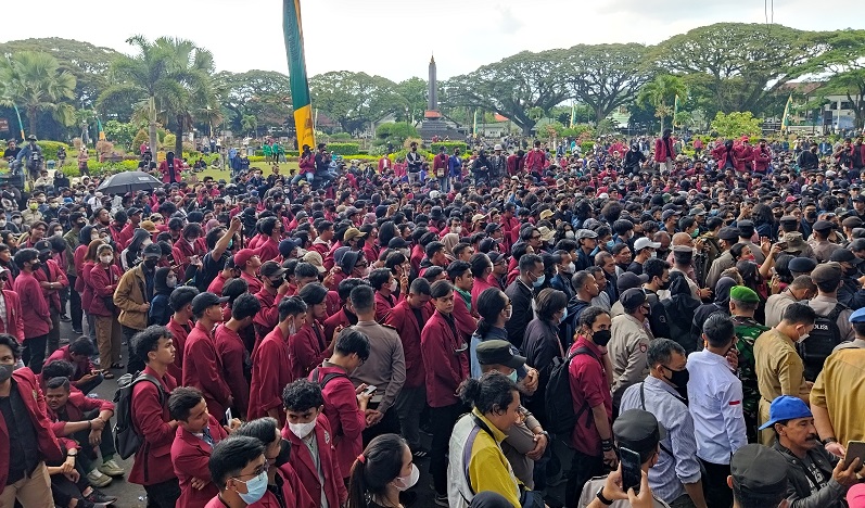 Ribuan mahasiswa Malang menggelar demo penolakan 3 periode dan penundaan pemilu 2024 (Foto / Metro TV)