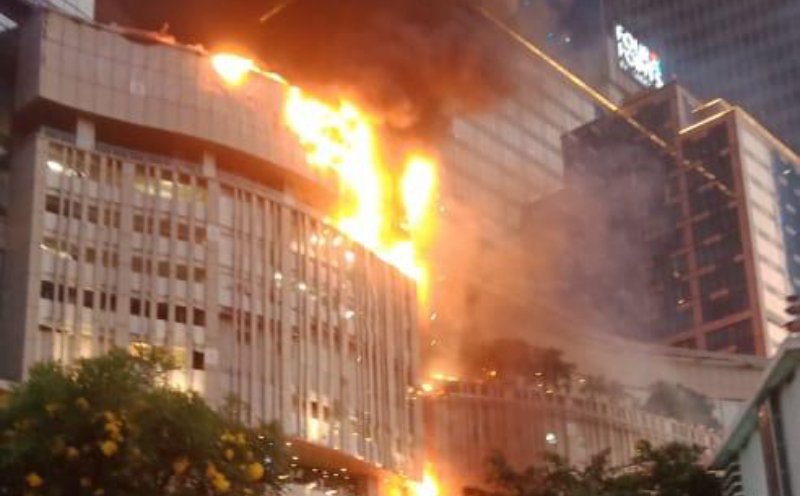 Mall Tunjungan Plaza Surabaya terbakar (Foto / Clicks.id)