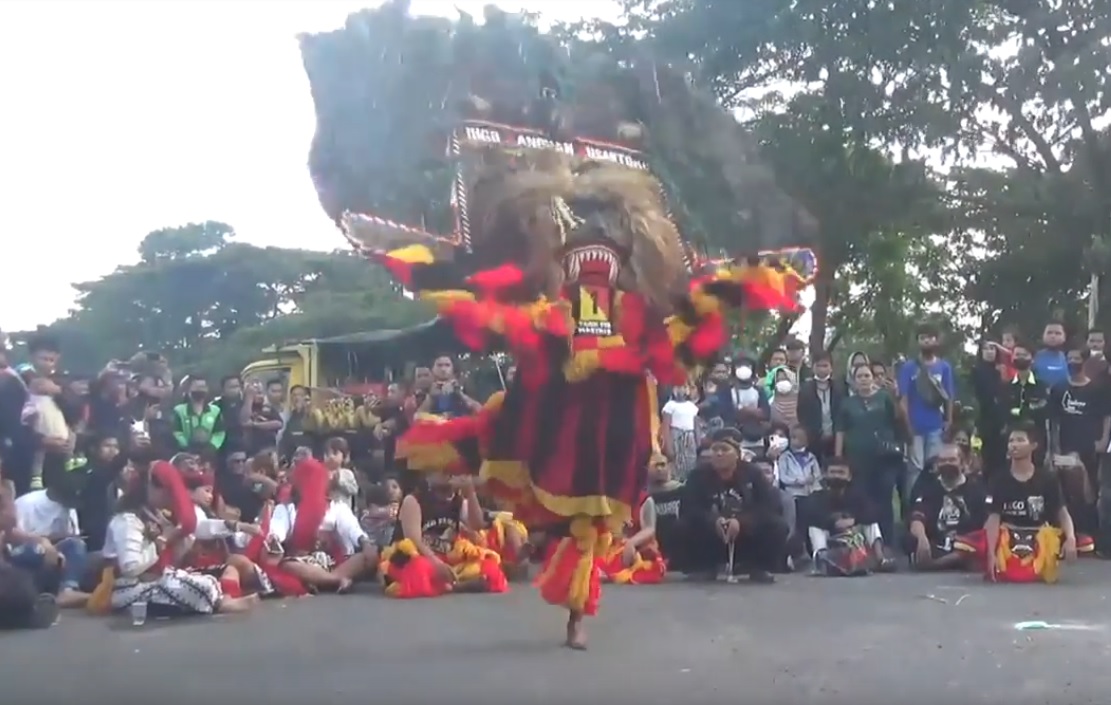 Aksi seniman reog di Jalan Ir Soekarno MERR Rungkut, Surabaya, Rabu sore 13 April 2022/metrotv