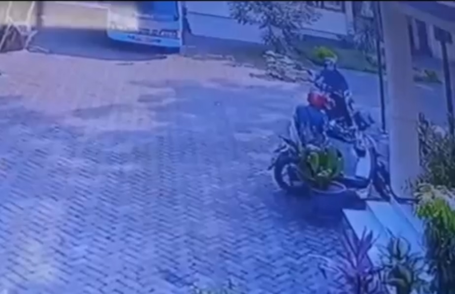 Dua pelaku pencurian motor di Kantor Dinas Perpustakaan dan Arsip Kota Pasuruan terekam CCTV/metrotv