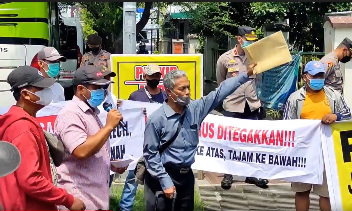 Aksi demo warga Tambak Oso di depan Kantor Kejari Sidoarjo/metrotv