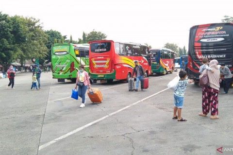 Pemudik berangkat melalui Terminal Kalideres, Jakarta Barat, Selasa, 18 Mei 2021. Foto: Branda Antara/Dewa Ketut Sudiarta Wiguna