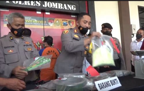 Kapolres Jombang, AKBP M Nurhidayat membeber barang bukti bubuk bahan peledak/metrotv