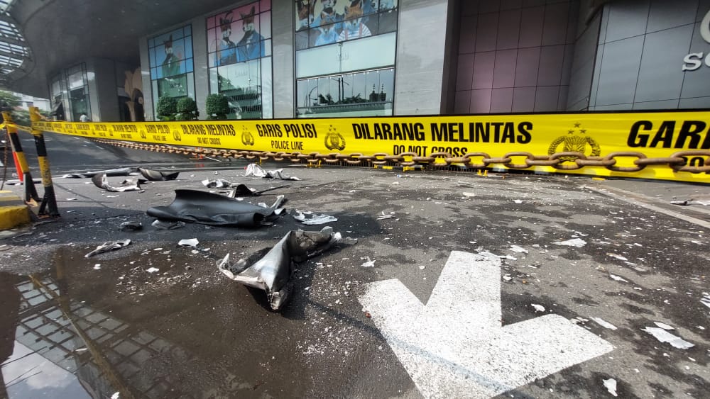 Tim Laboratorium Forensik (Labfor) Polda Jawa Timur, melakukan olah Tempat Kejadian Perkara (TKP) kebakaran di Tunjungan Plaza 5 Surabaya. (Dok: Humas Polda Jatim) 