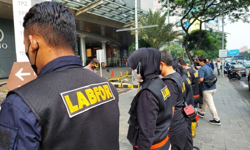 Tim Labfor Polda Jatim saat menyelidiki penyebab kebakaran Tunjungan Plaza, Surabaya (Foto / Metro TV)