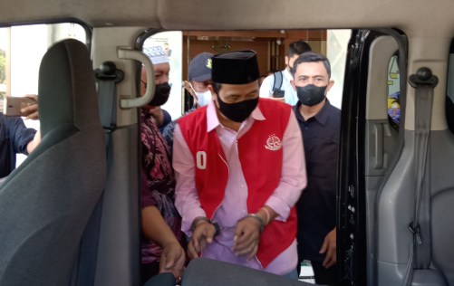 Kepala Dusun Sukolegok, Desa Suko, Kecamatan Sukodono, Kabupaten Sidoarjo, Rahmat Arif ditahan penyidik Kejari Sidoarjo (Foto / Metro TV)