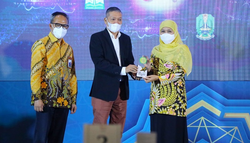 Gubernur Jatim Khofifah Indar Parawansa saat menerima langsung penghargaan Anugerah Adinata Syariah 2022 (Foto / Hum)