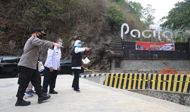 Gubernur Jatim Khofifah Indar Parawansa saat meninjau jalur mudik di Pacitan (Foto / Hum)