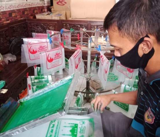 Produksi plastik zakat fitrah kebanjiran order (Foto / Metro TV)