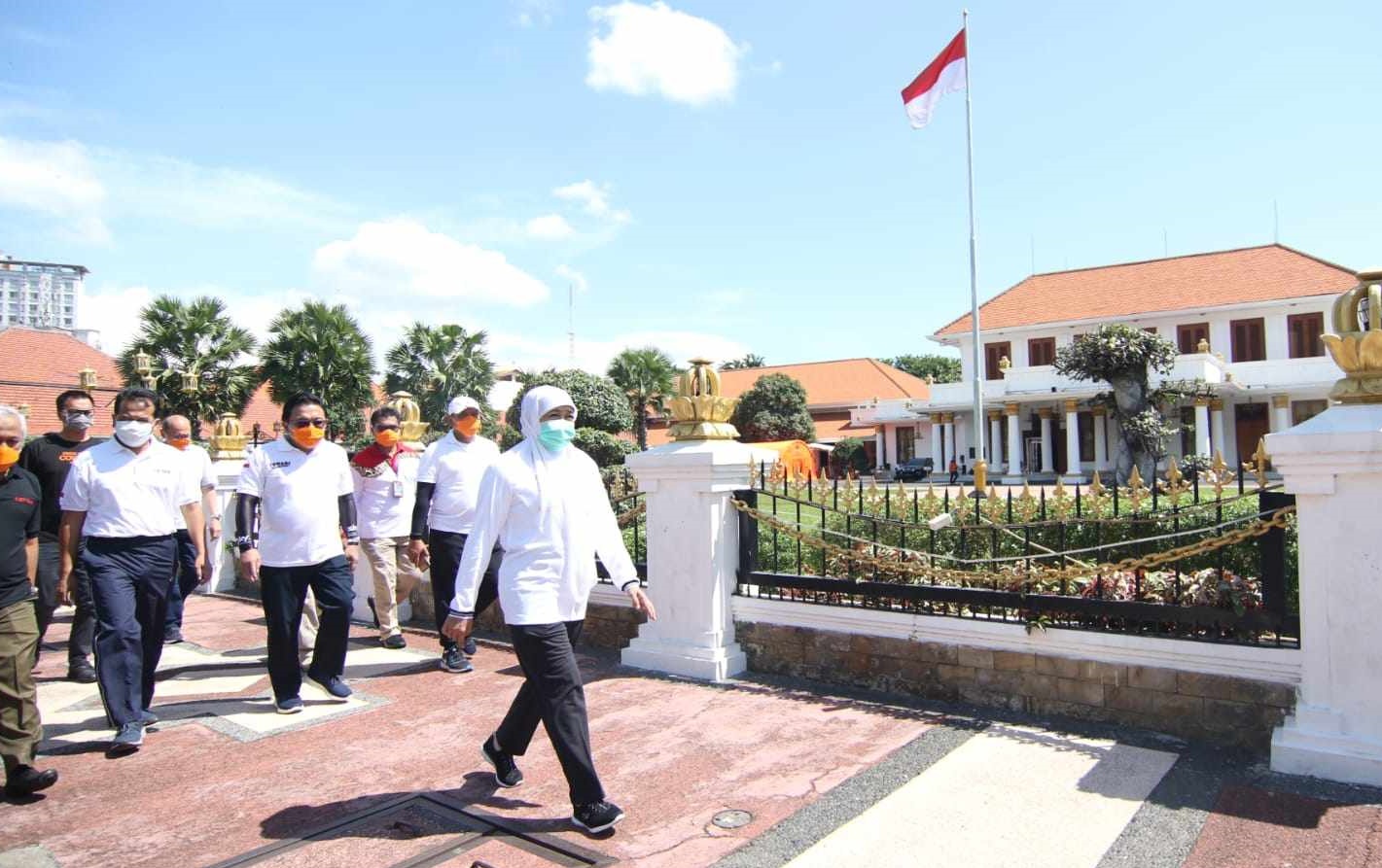 Gubernur Jatim Khofifah Indar Parawansa jalan ringan di pagi hari (Foto / Istimewa)