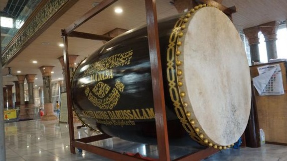 Bedug Masjid Agung Darussalam diklaim bedug terbesar di Indonesia (Foto / Metro TV)