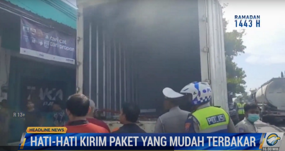 Mobil ekspedisi terbakar di jalur Pantura Situbondo/metroTV